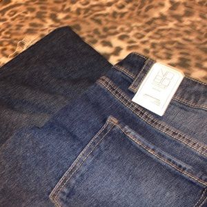 NO BOUNDARIES MID RISE BOYFRIEND JEAN SHORTS IN SIZE 11 GREAT FOR ANY OCCASION